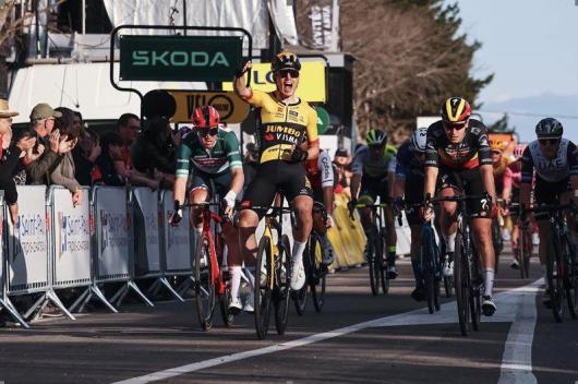 Finishphoto of Olav Kooij winning Paris - Nice Stage 5.