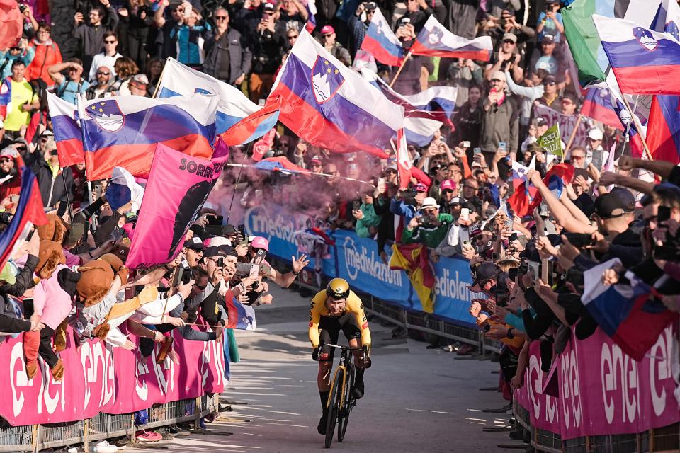 Finishphoto of Primož Roglič winning Giro d'Italia Stage 20 (ITT).