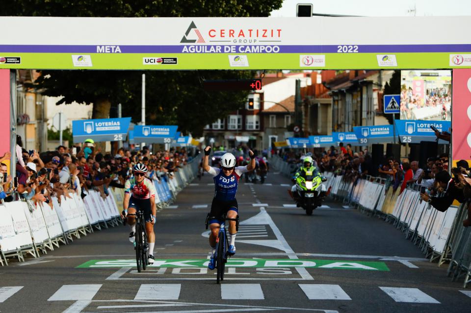 Finishphoto of Grace Brown winning Ceratizit Challenge by La Vuelta Stage 3.