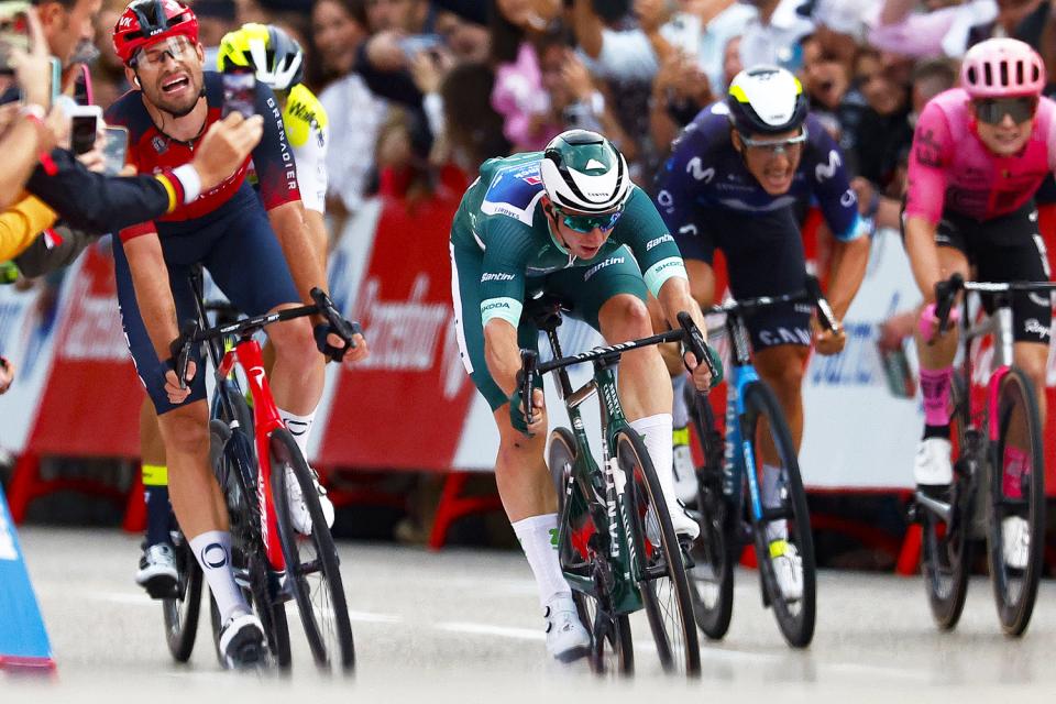 Finishphoto of Kaden Groves winning La Vuelta Ciclista a España Stage 21.