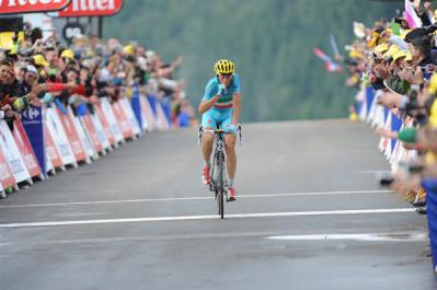 Finishphoto of Vincenzo Nibali winning Tour de France Stage 10.