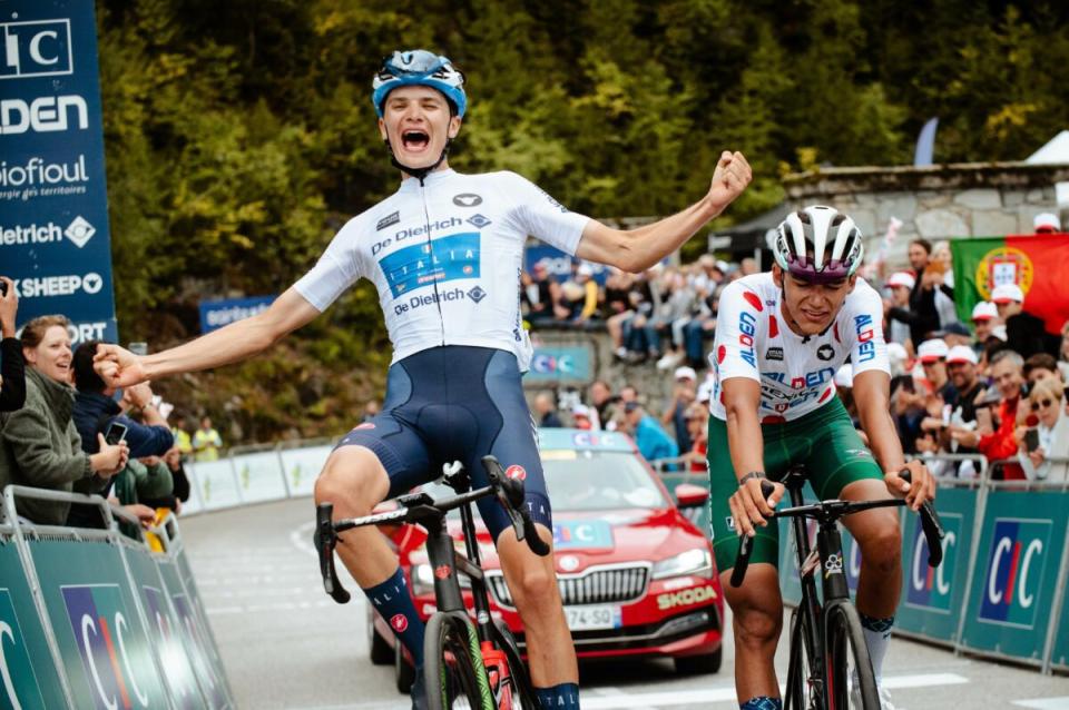 Finishphoto of Giulio Pellizzari winning Tour de l'Avenir Stage 8.