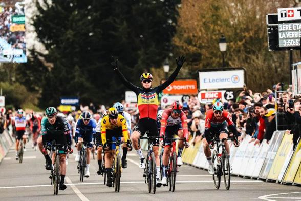 Finishphoto of Tim Merlier winning Paris - Nice Stage 1.