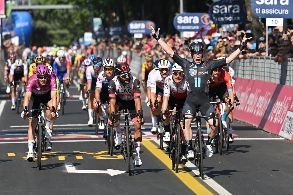 Finishphoto of Alberto Dainese winning Giro d'Italia Stage 11.