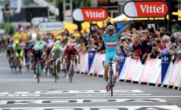 Finishphoto of Vincenzo Nibali winning Tour de France Stage 2.