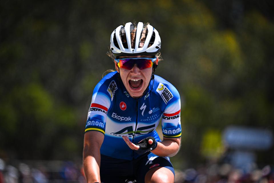 Finishphoto of Sarah Gigante winning Santos Tour Down Under Stage 3.