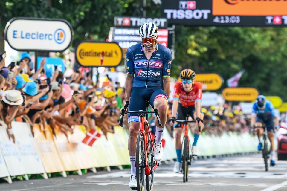 Finishphoto of Mads Pedersen winning Tour de France Stage 13.