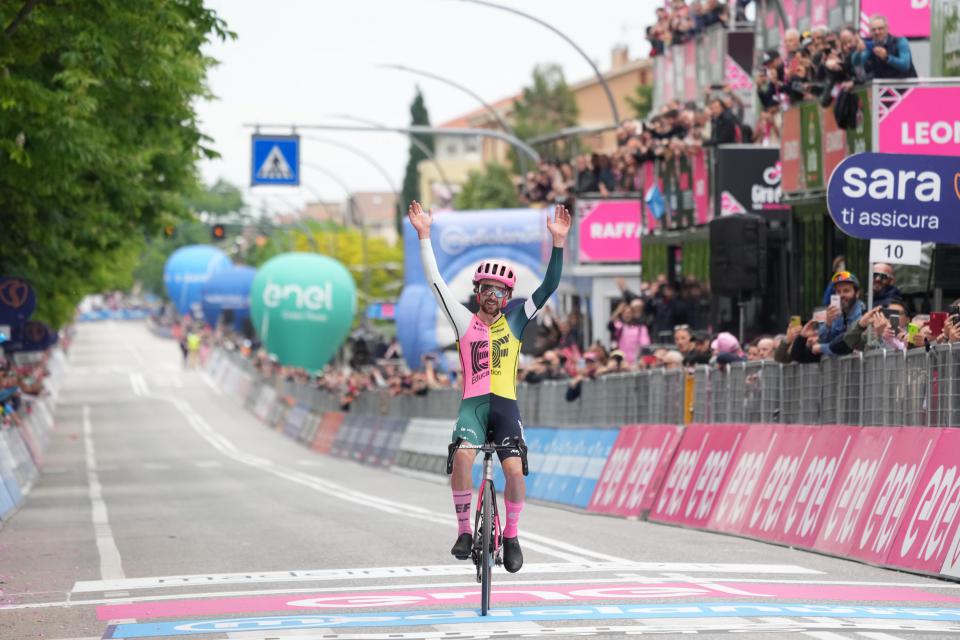 Finishphoto of Ben Healy winning Giro d'Italia Stage 8.