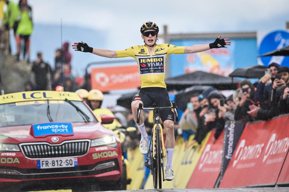 Finishphoto of Jonas Vingegaard winning Critérium du Dauphiné Stage 7.