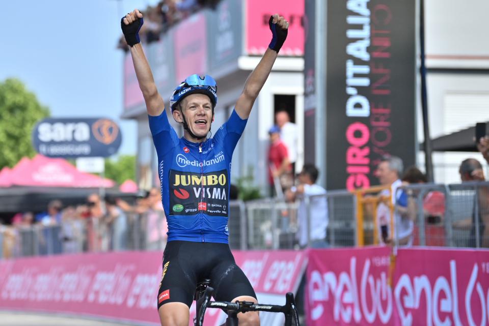 Finishphoto of Koen Bouwman winning Giro d'Italia Stage 19.