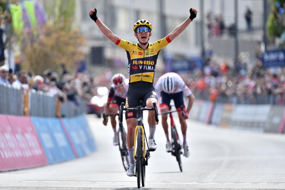 Finishphoto of Koen Bouwman winning Giro d'Italia Stage 7.