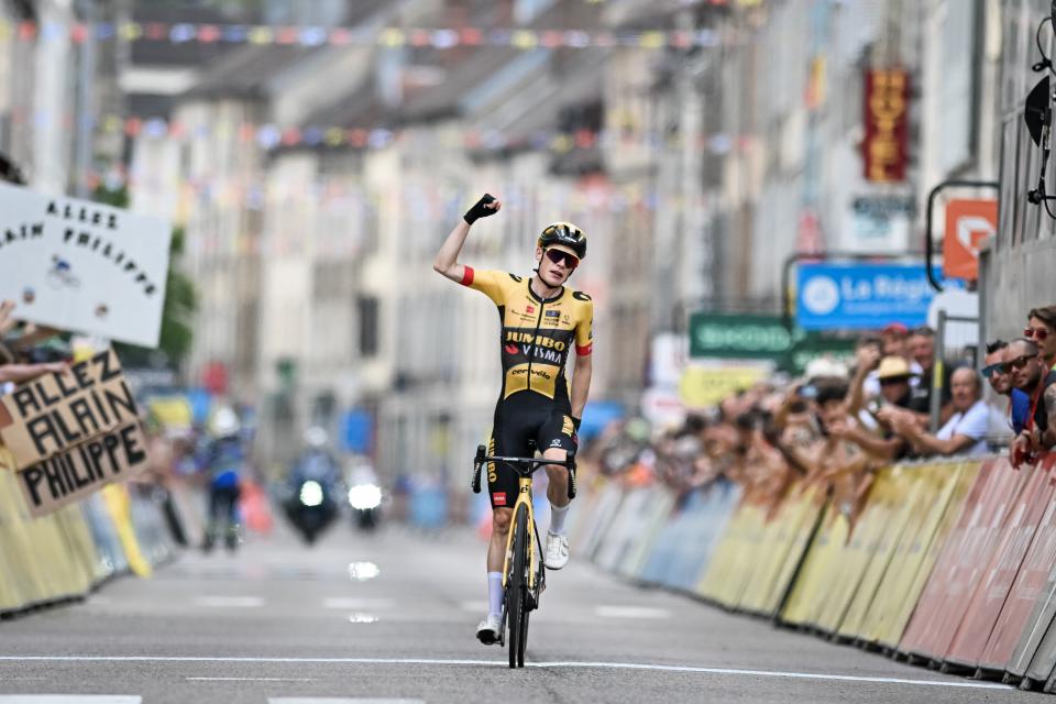 Finishphoto of Jonas Vingegaard winning Critérium du Dauphiné Stage 5.