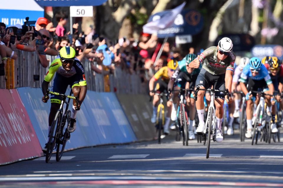 Finishphoto of Biniam Girmay winning Giro d'Italia Stage 10.