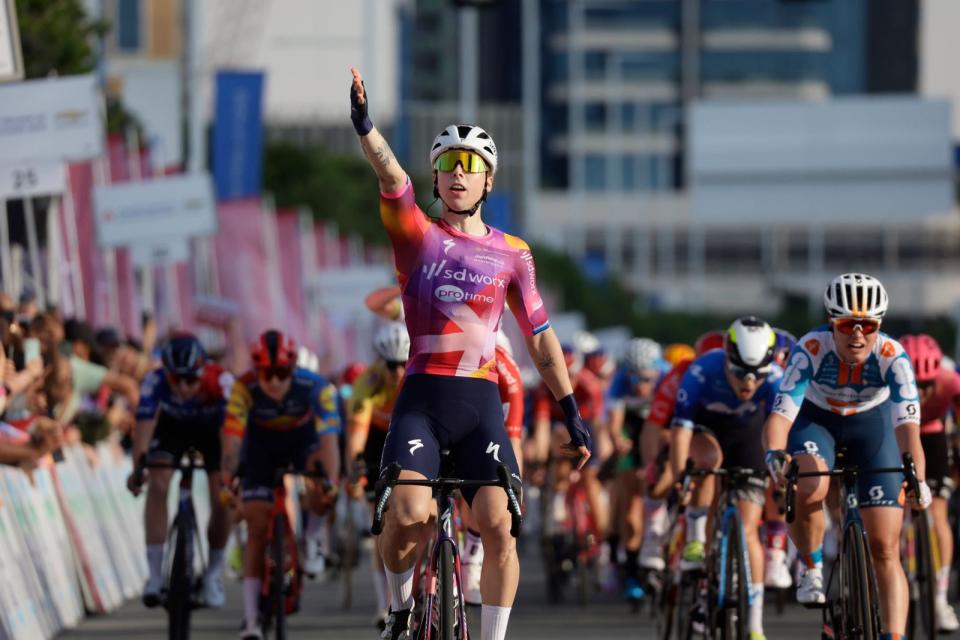 Finishphoto of Lorena Wiebes winning UAE Tour Women Stage 1.