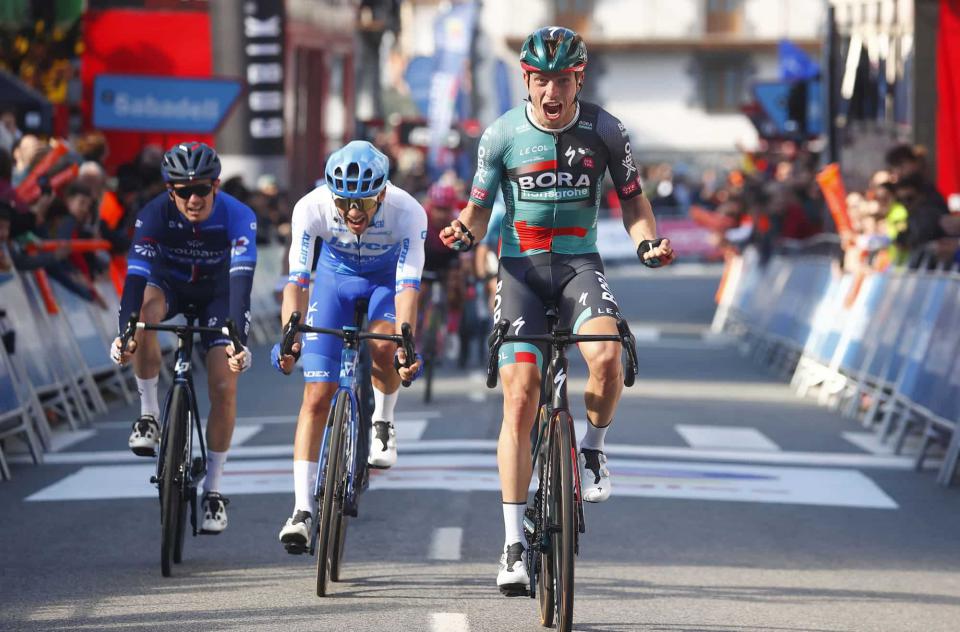 Finishphoto of Ide Schelling winning Itzulia Basque Country Stage 2.