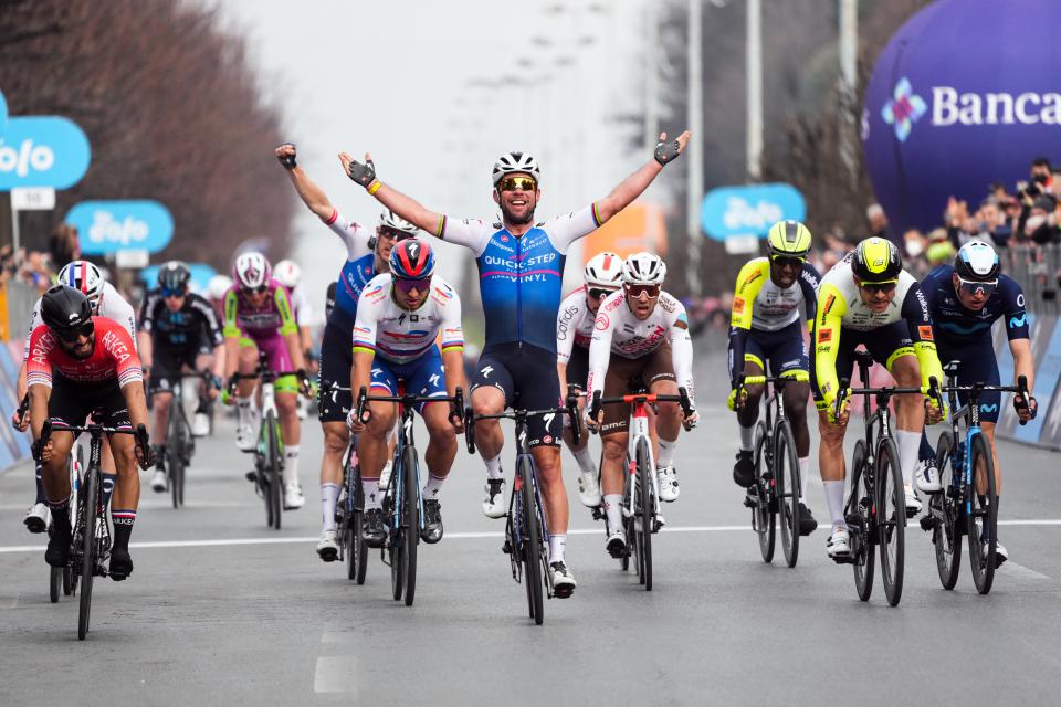Finishphoto of Mark Cavendish winning Milano - Torino .