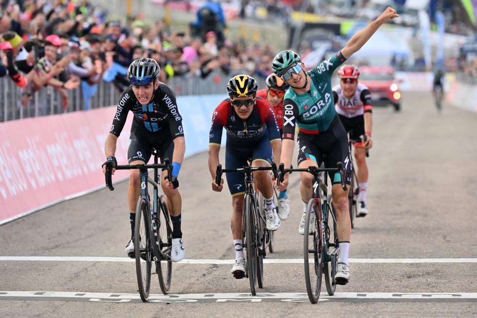 Finishphoto of Jai Hindley winning Giro d'Italia Stage 9.