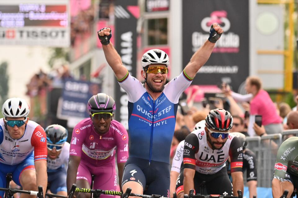 Finishphoto of Mark Cavendish winning Giro d'Italia Stage 3.