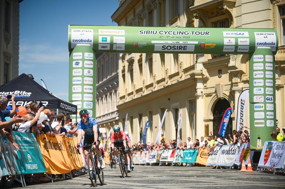 Finishphoto of Sam Bennett winning Sibiu Cycling Tour Stage 4a.