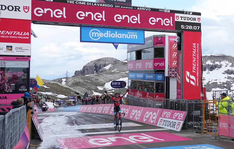 Finishphoto of Santiago Buitrago winning Giro d'Italia Stage 19.