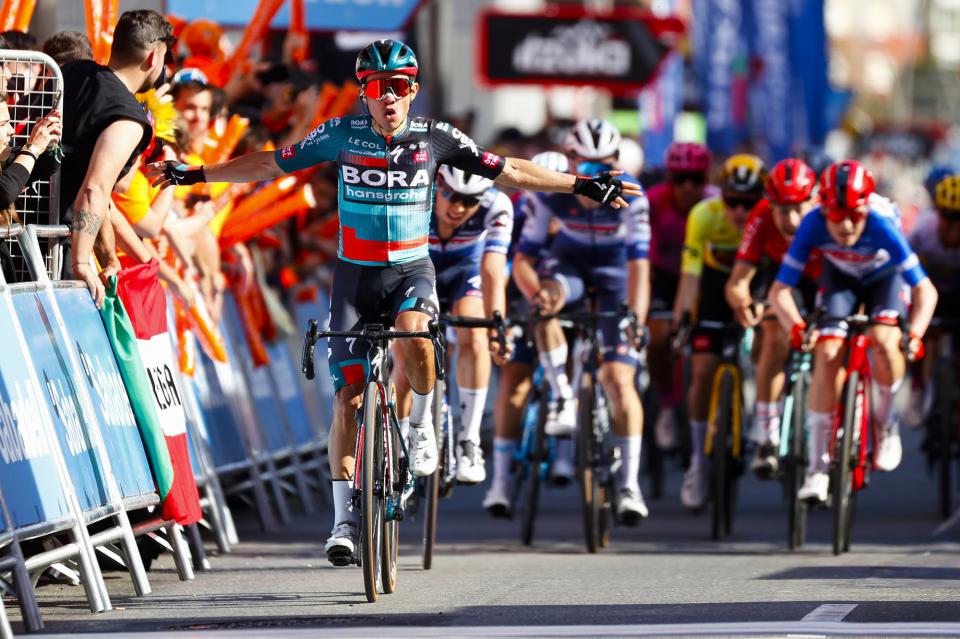 Finishphoto of Sergio Higuita winning Itzulia Basque Country Stage 5.