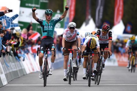 Finishphoto of Sergio Higuita winning Tour de Romandie Stage 4.