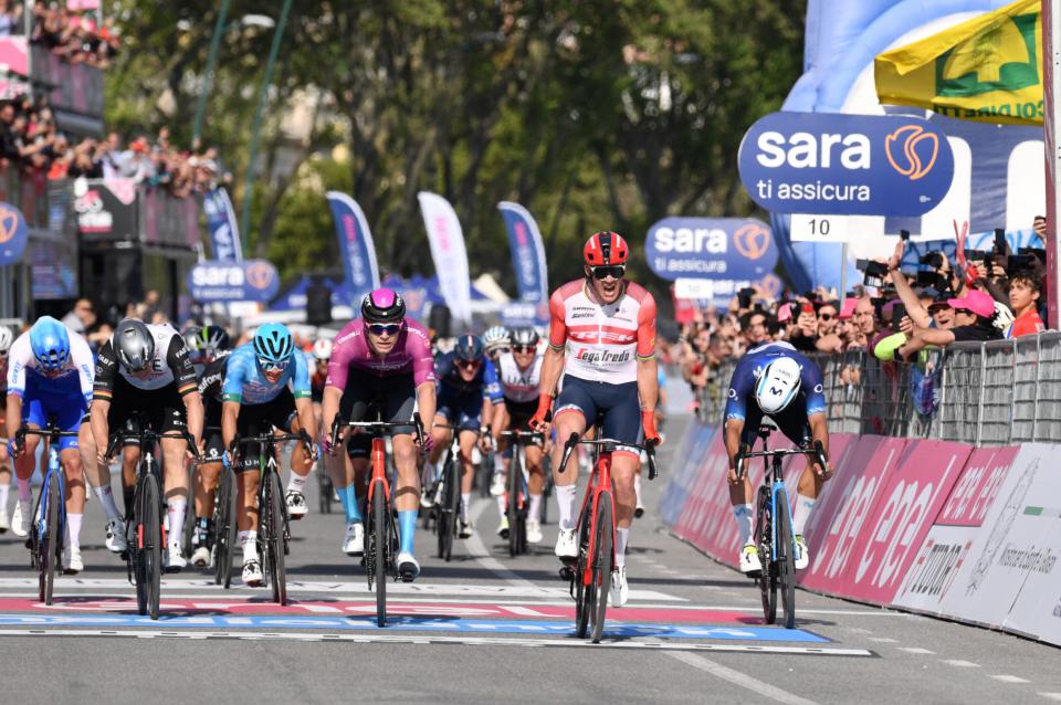 Finishphoto of Mads Pedersen winning Giro d'Italia Stage 6.