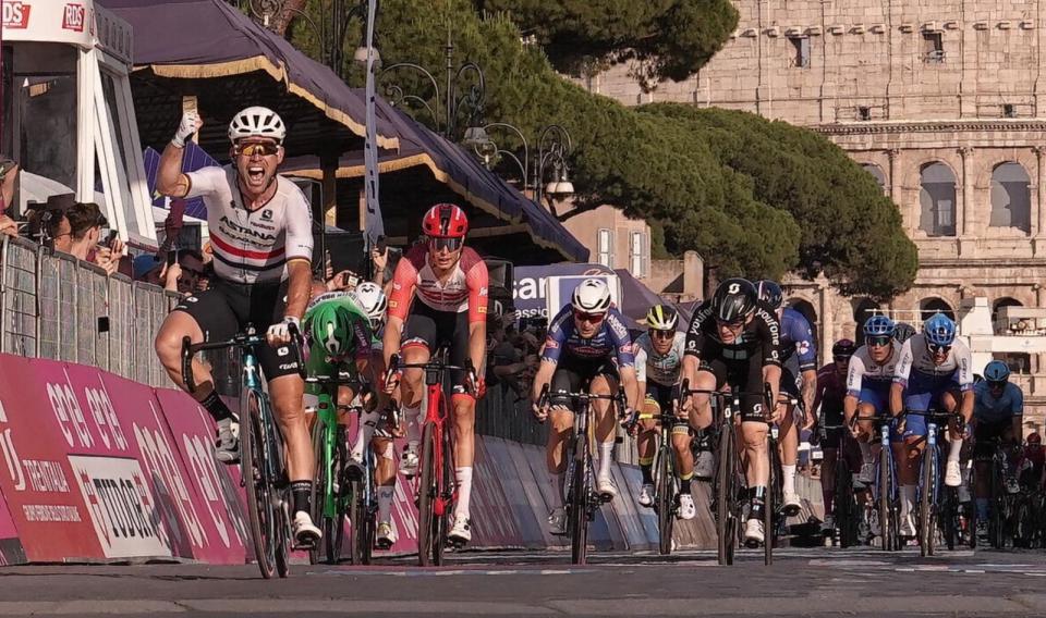 Finishphoto of Mark Cavendish winning Giro d'Italia Stage 21.