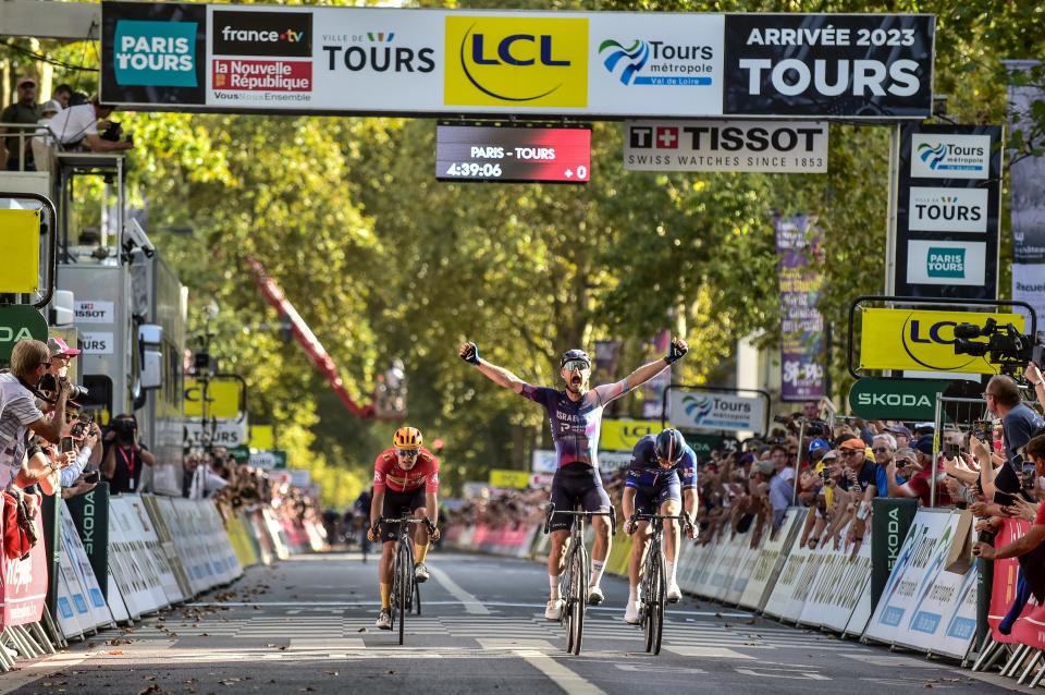 Finishphoto of Riley Sheehan winning Paris - Tours Elite .