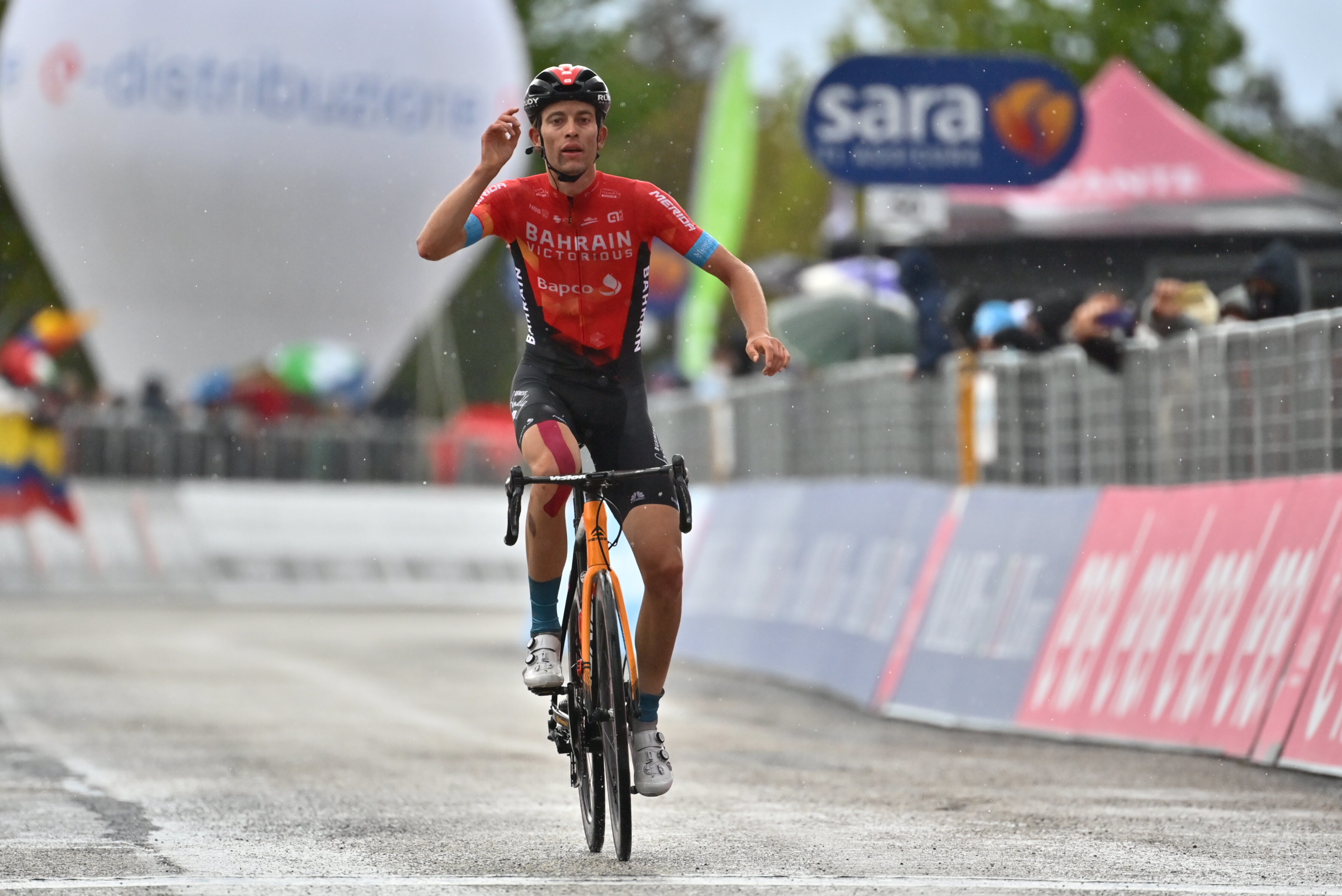 Finishphoto of Gino Mäder winning Giro d'Italia Stage 6.