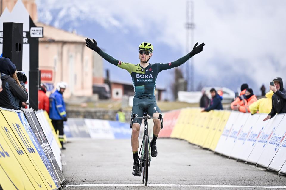 Finishphoto of Aleksandr Vlasov winning Paris - Nice Stage 7.