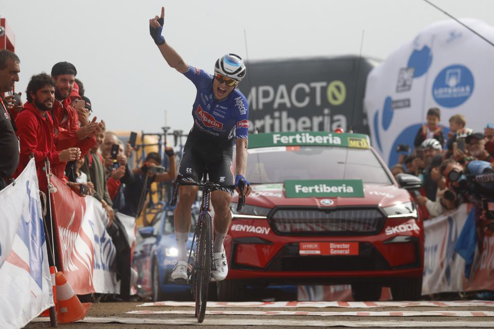 Finishphoto of Jay Vine winning La Vuelta ciclista a España Stage 8.