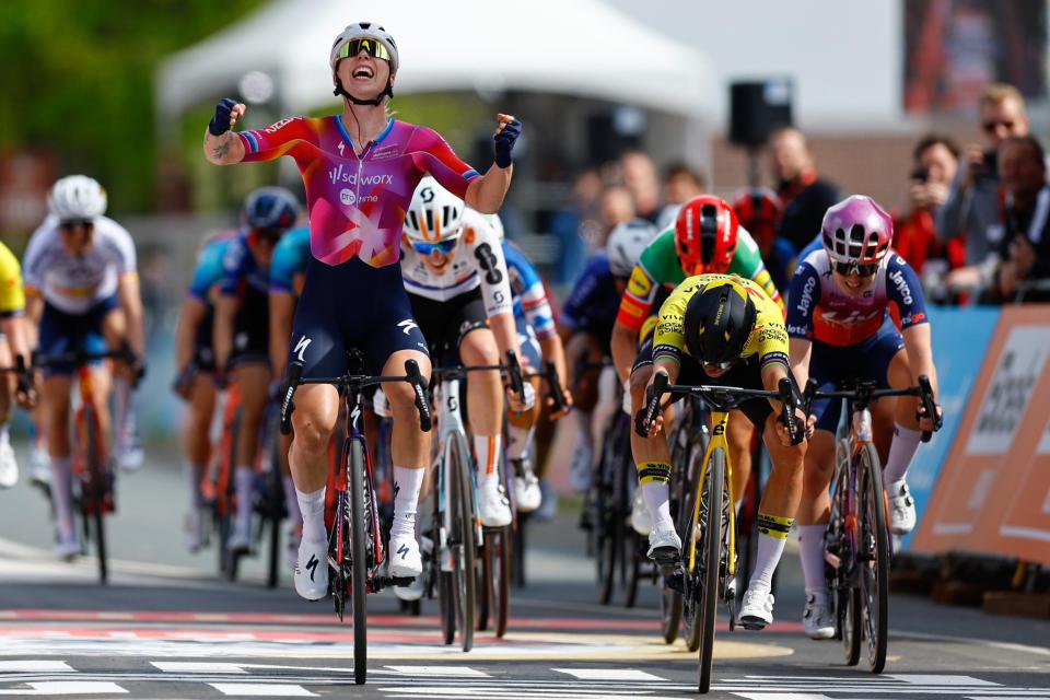 Finishphoto of Marianne Vos winning Amstel Gold Race Ladies Edition .