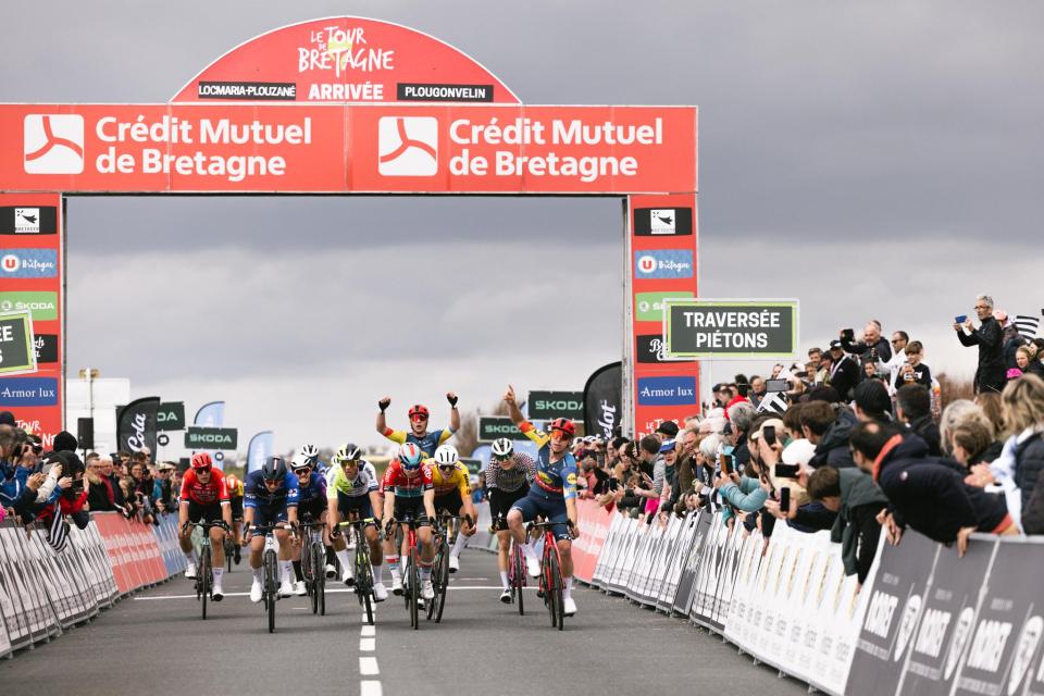 Finishphoto of Tim Torn Teutenberg winning Le Tour de Bretagne Cycliste Stage 1.