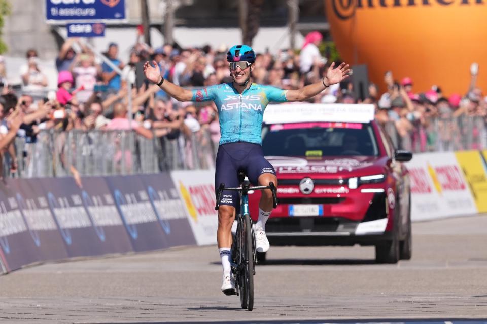 Finishphoto of Alberto Bettiol winning Giro d'Italia Stage 13.