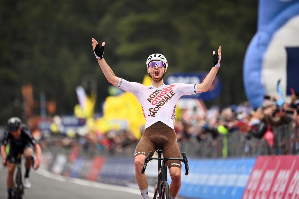 Finishphoto of Aurélien Paret-Peintre winning Giro d'Italia Stage 4.
