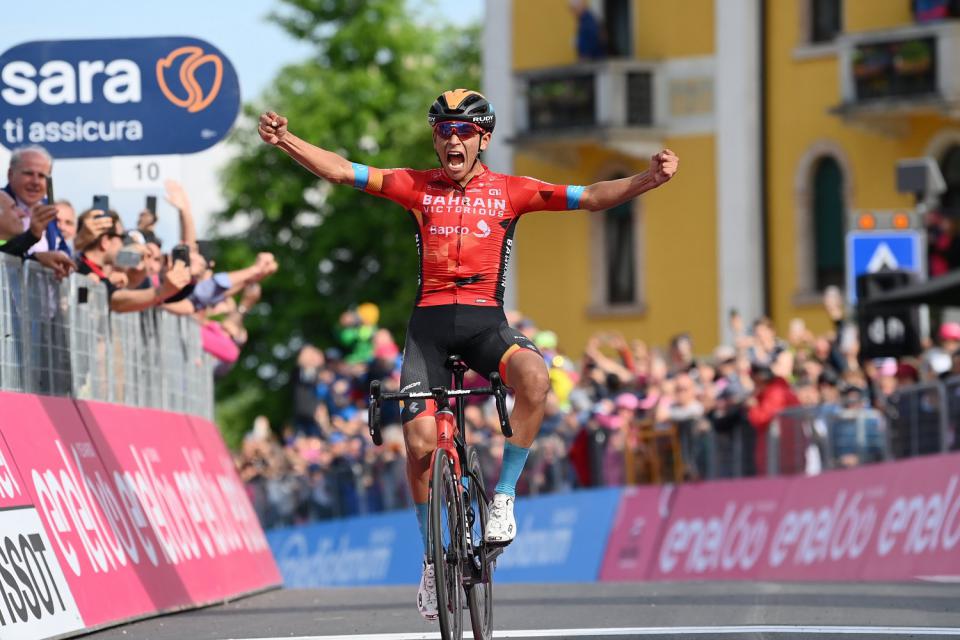 Finishphoto of Santiago Buitrago winning Giro d'Italia Stage 17.