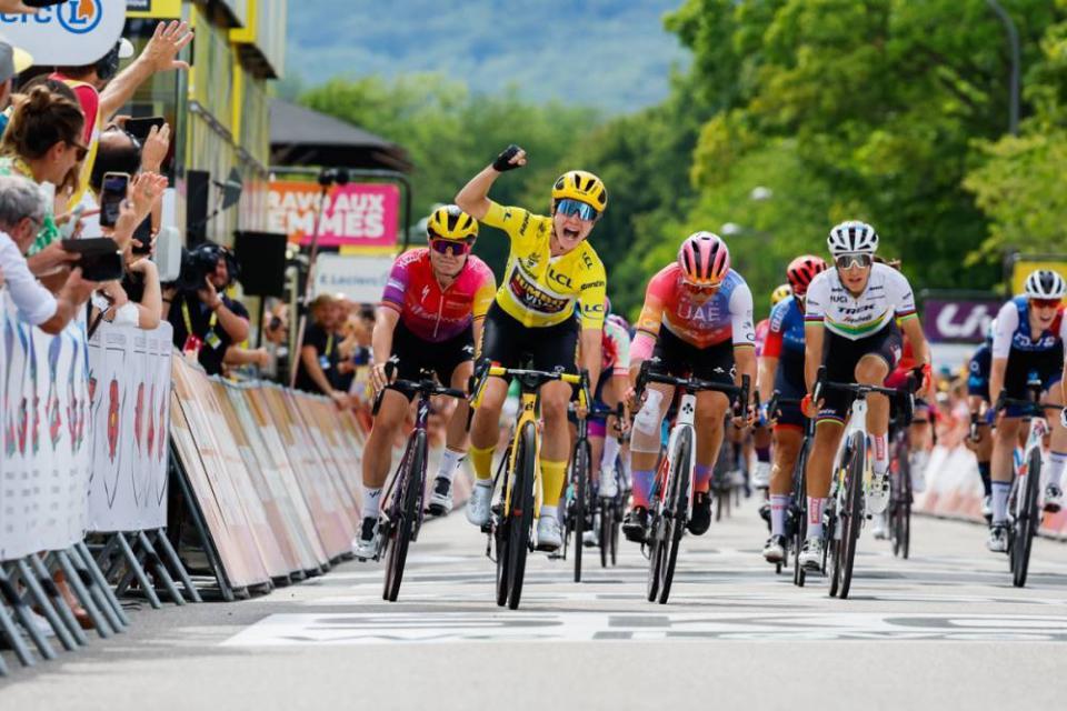 Finishphoto of Marianne Vos winning Tour de France Femmes Stage 6.
