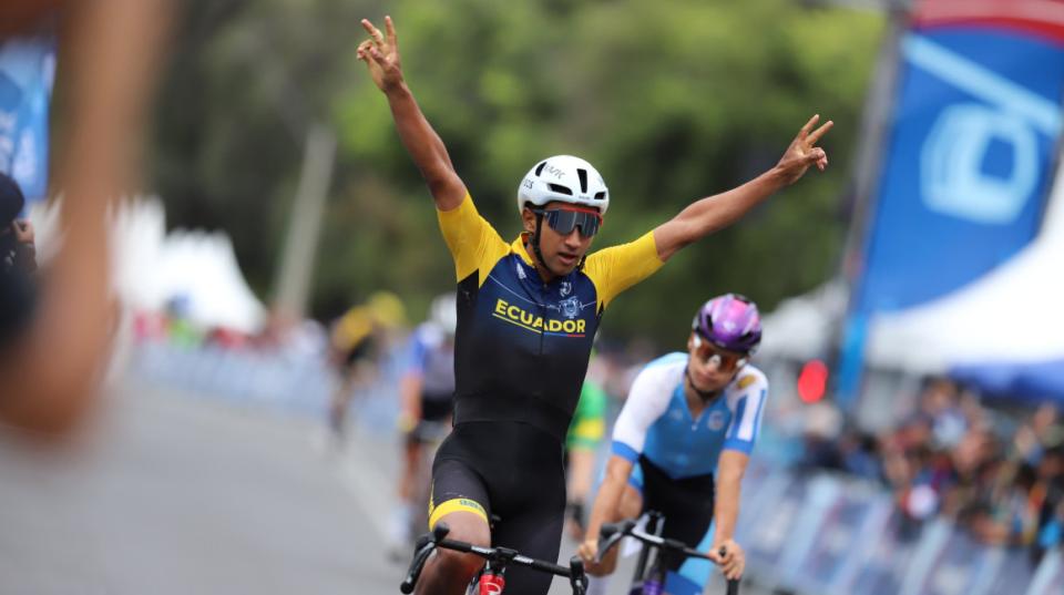 Finishphoto of Jhonatan Narváez winning Pan American Games ME - Road Race .