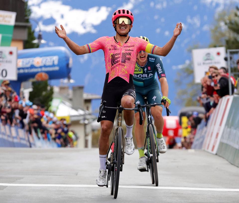 Finishphoto of Richard Carapaz winning Tour de Romandie Stage 4.