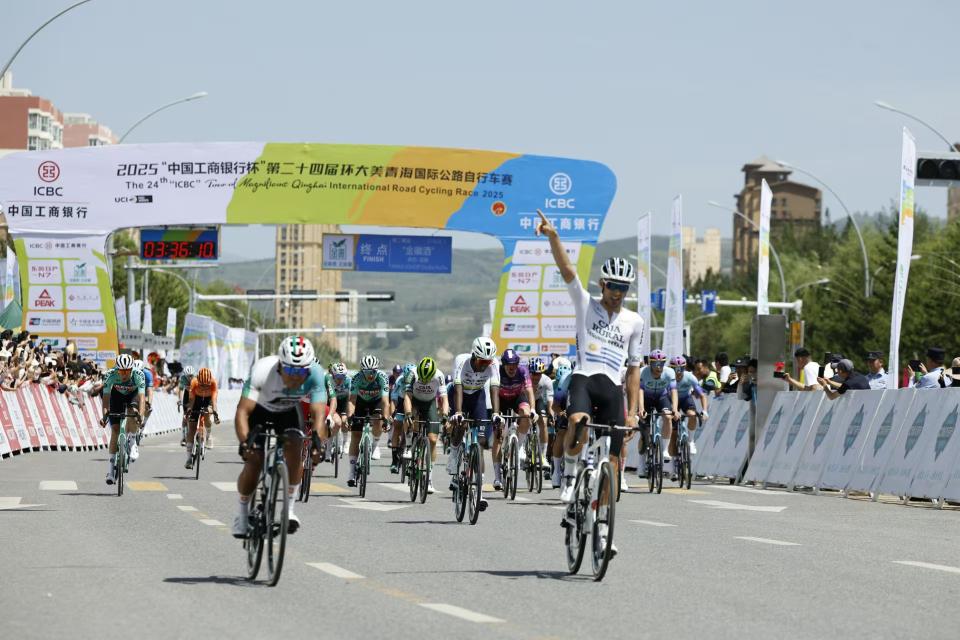 Finishphoto of Guillermo Thomas Silva winning Tour of Magnificent Qinghai Stage 2.