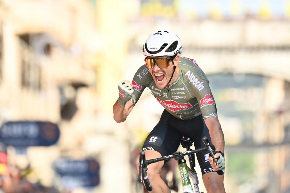 Finishphoto of Stefano Oldani winning Giro d'Italia Stage 12.