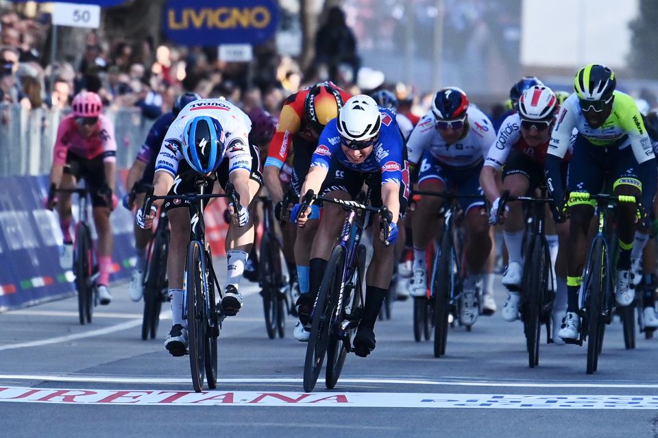 Finishphoto of Fabio Jakobsen winning Tirreno-Adriatico Stage 2.