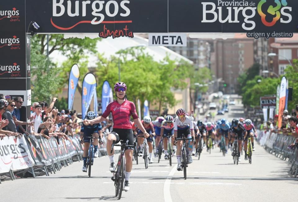 Finishphoto of Lotte Kopecky winning Vuelta a Burgos Feminas Stage 1.