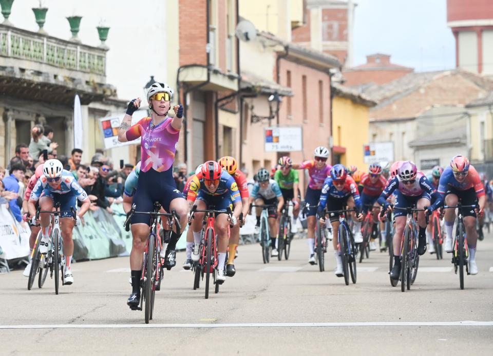 Finishphoto of Lorena Wiebes winning Vuelta a Burgos Feminas Stage 3.