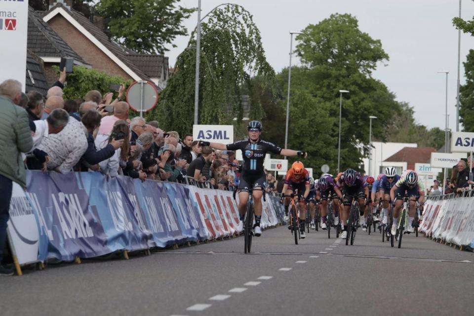 Finishphoto of Charlotte Kool winning ZLM Omloop der Kempen Ladies .