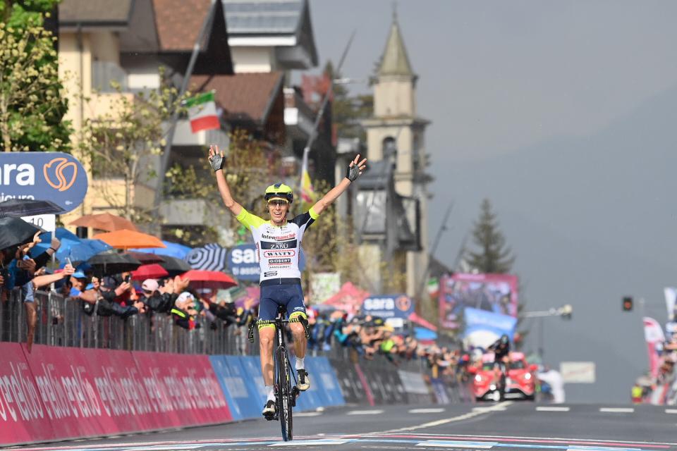 Finishphoto of Jan Hirt winning Giro d'Italia Stage 16.
