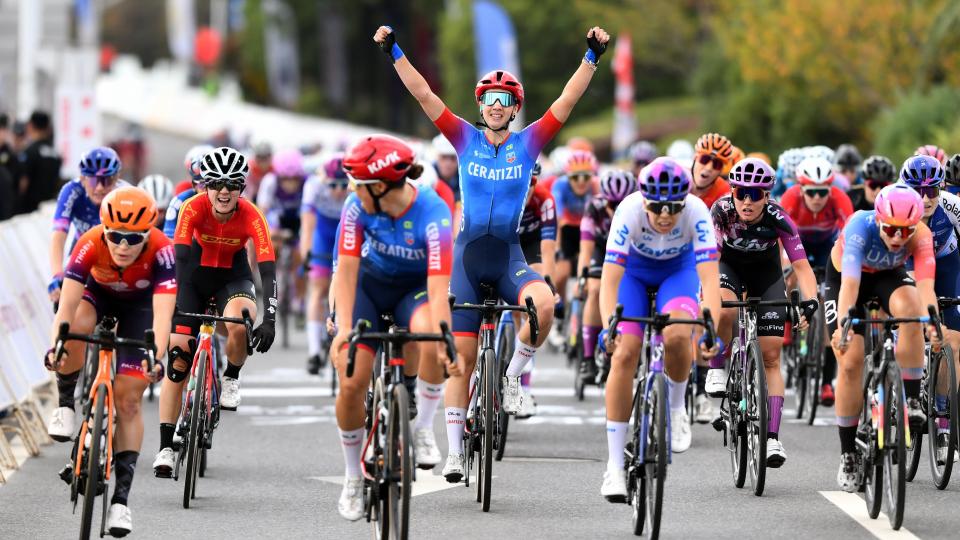 Finishphoto of Mylène de Zoete winning Tour of Chongming Island Stage 1.