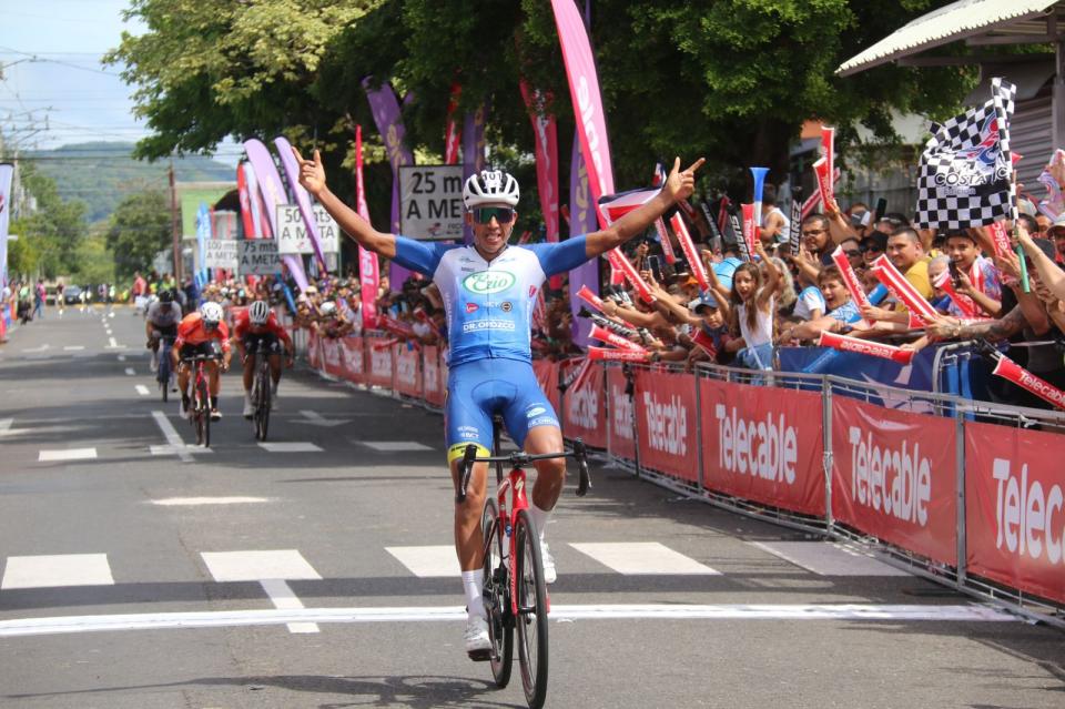 Finishphoto of Pablo Mudarra winning Vuelta Ciclista Internacional a Costa Rica Stage 1.