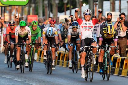 Finishphoto of Caleb Ewan winning Tour de France Stage 21.